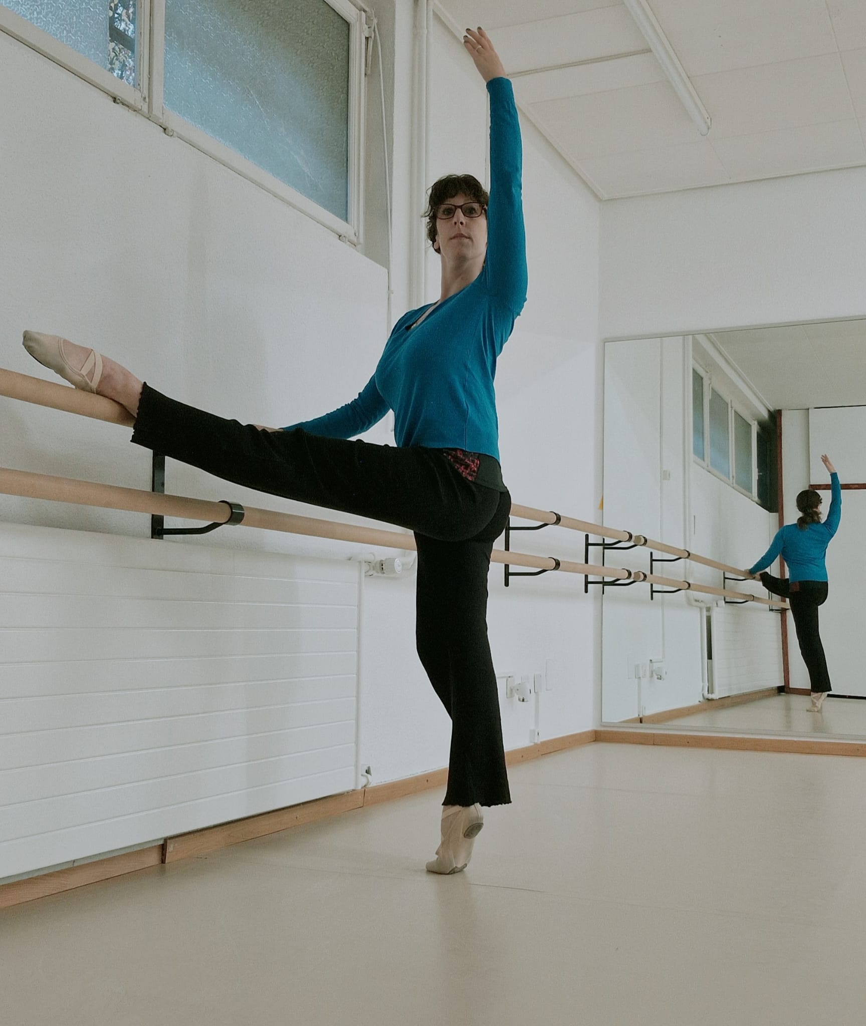 Danseuse jampe levée